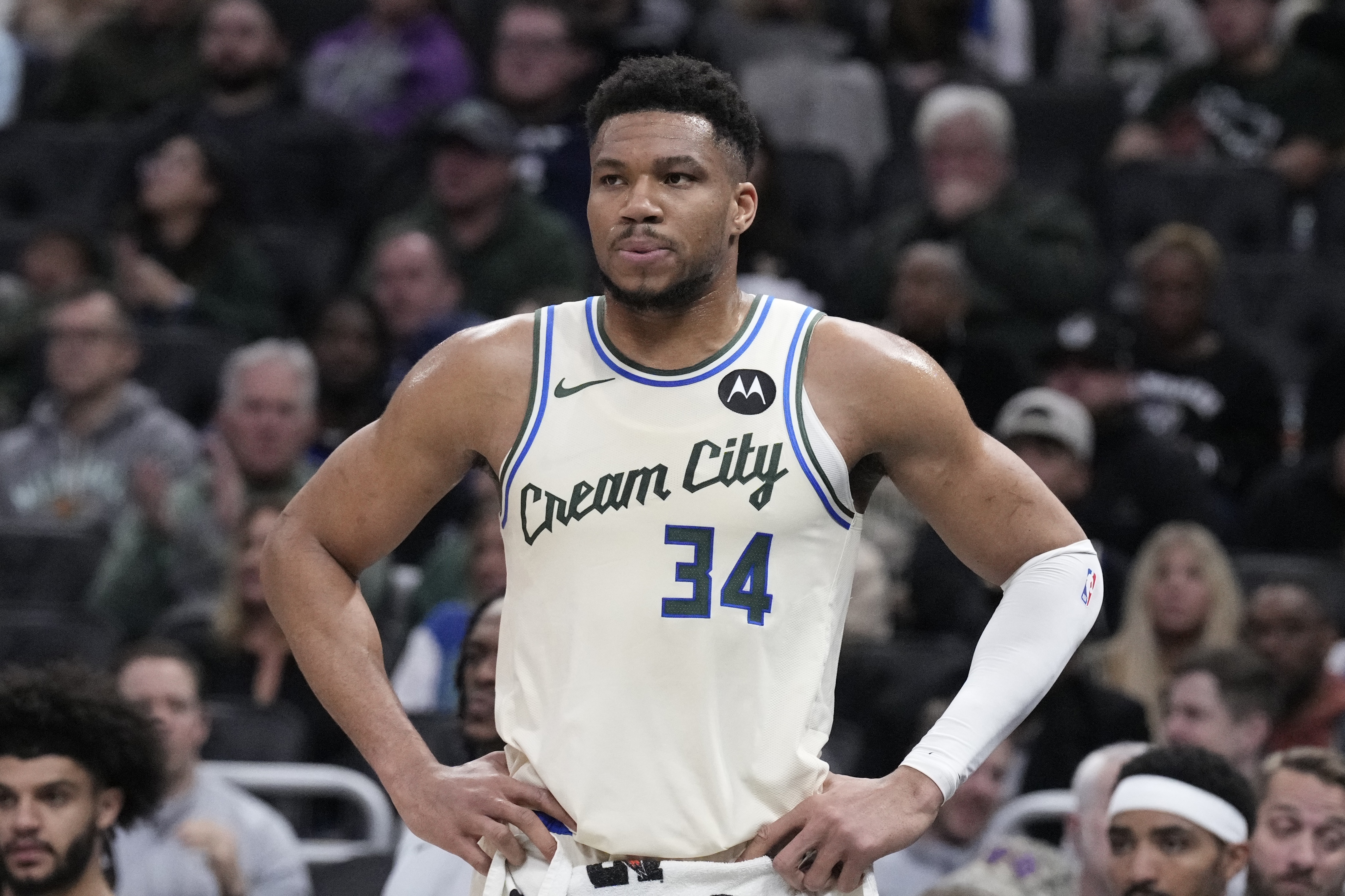 世界杯比赛直播平台-字母哥：拿球砸篮球架吃T是因为沮丧 球队没能打得更聪明