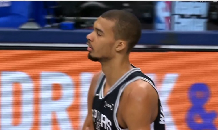 世界杯高清赛事观看入口-太高了！文班突破手肘打到克里斯蒂脸部 吃到本场第二个进攻犯规