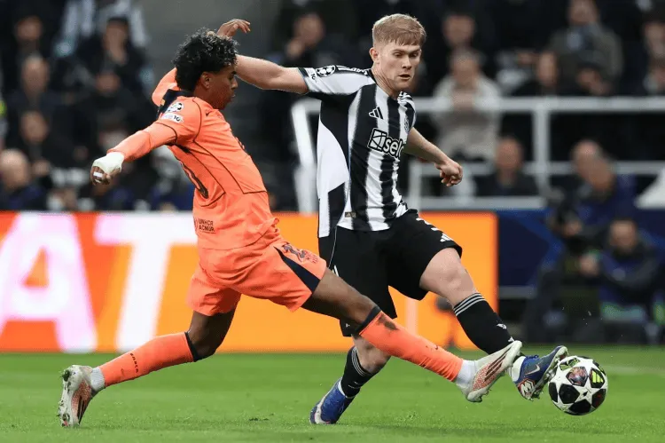 世界杯比赛直播平台-泰晤士：限制亚马尔发挥，霍尔或任英格兰世界杯左后卫首发